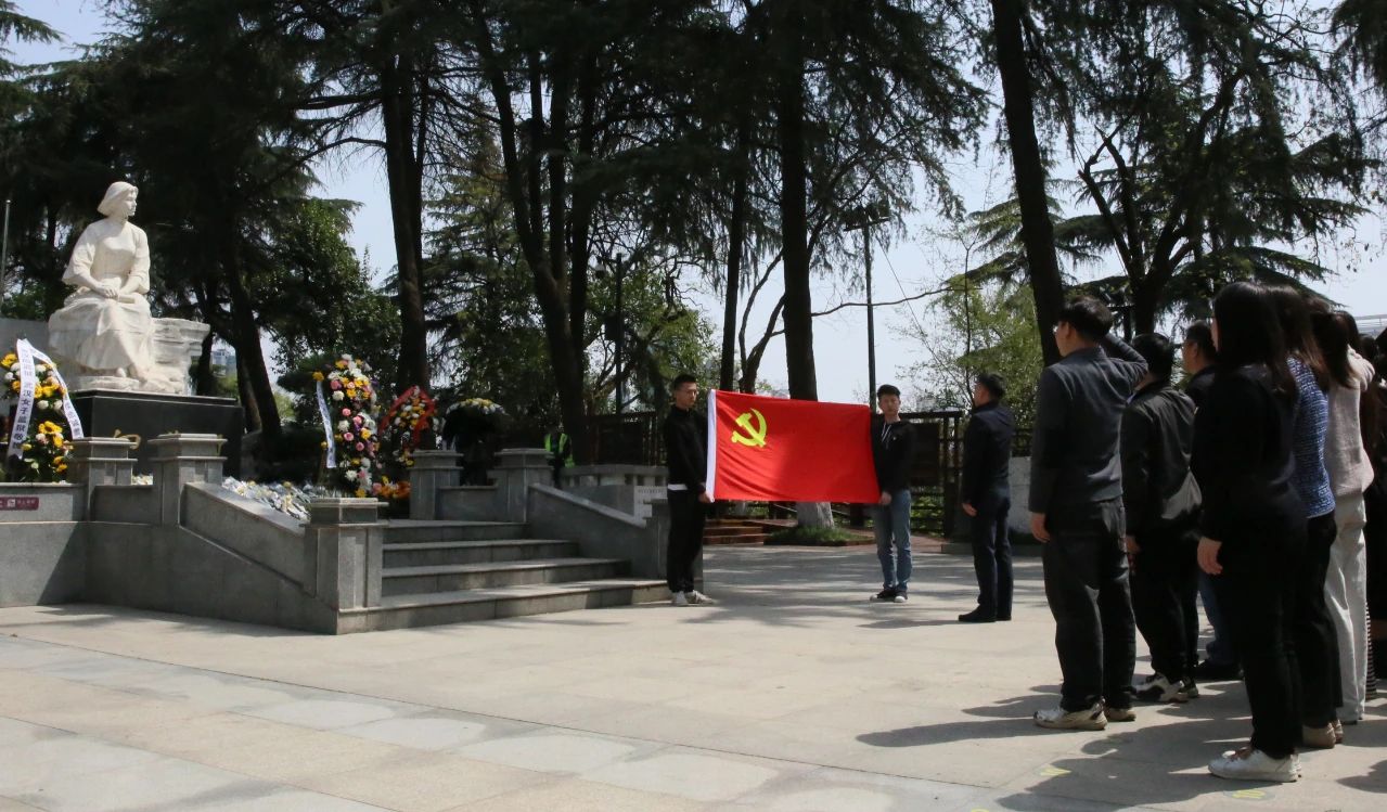 緬懷革命先烈 賡續(xù)紅色精神丨人福醫(yī)藥集團(tuán)黨委組織開展清明祭掃主題活動(dòng)